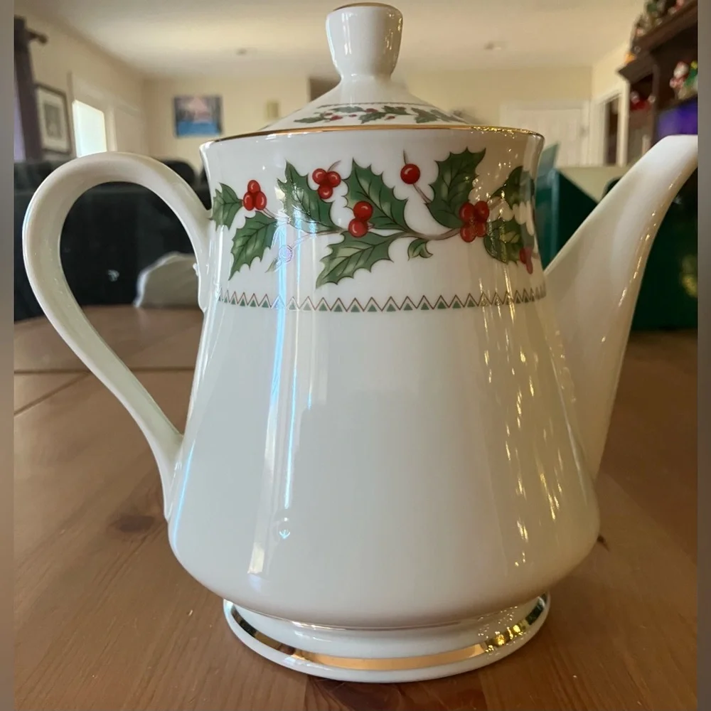 EUC The Cellar Ivory Holly 1993 40oz Holiday Teapot with Lid made in Japan